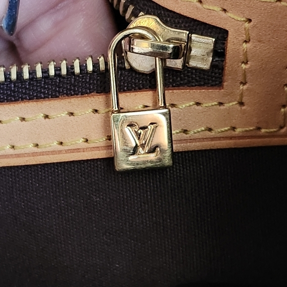 Louis Vuitton Reade PM Vernis Amarante - Picture 13 of 14